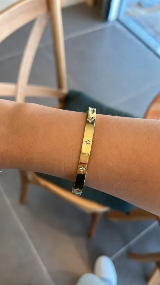 Bracelete Dourado com Detalhe de Flor Cravejado