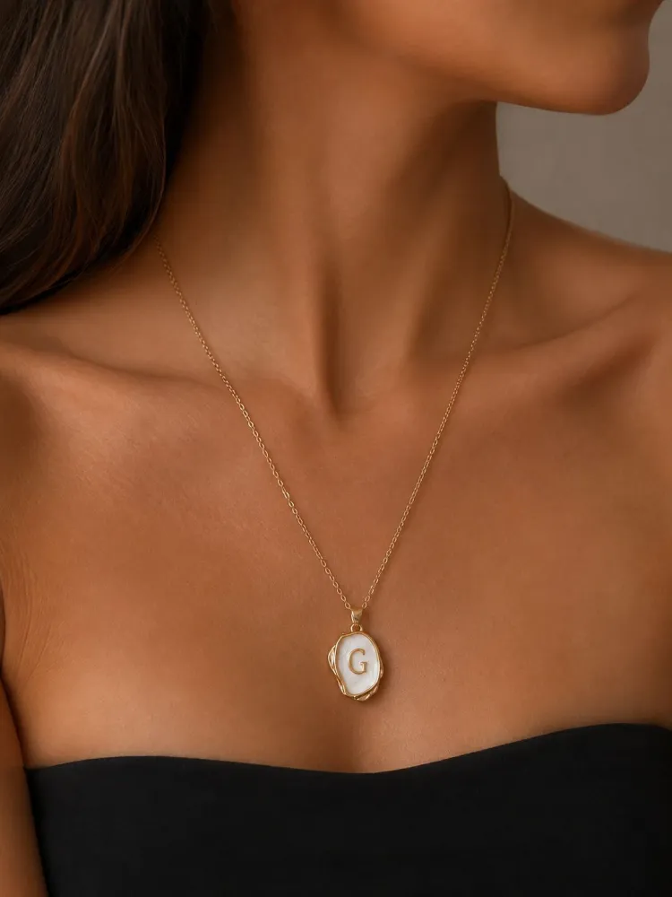 Colar Dourado Incial com Madripérola Bijuteria