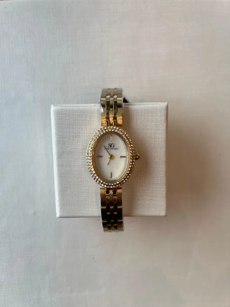 Relógio Oval Versailles Dourado com Cristais Cravejados
