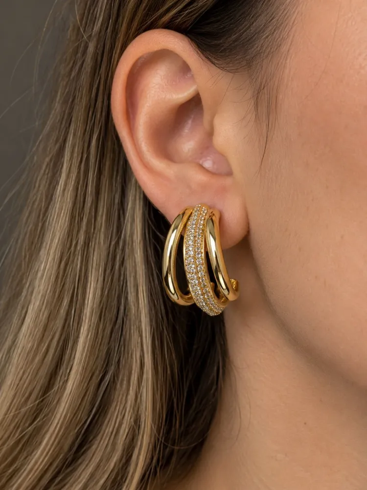 Brinco Dourado Argola Três Aros com Cravejado Semijóia