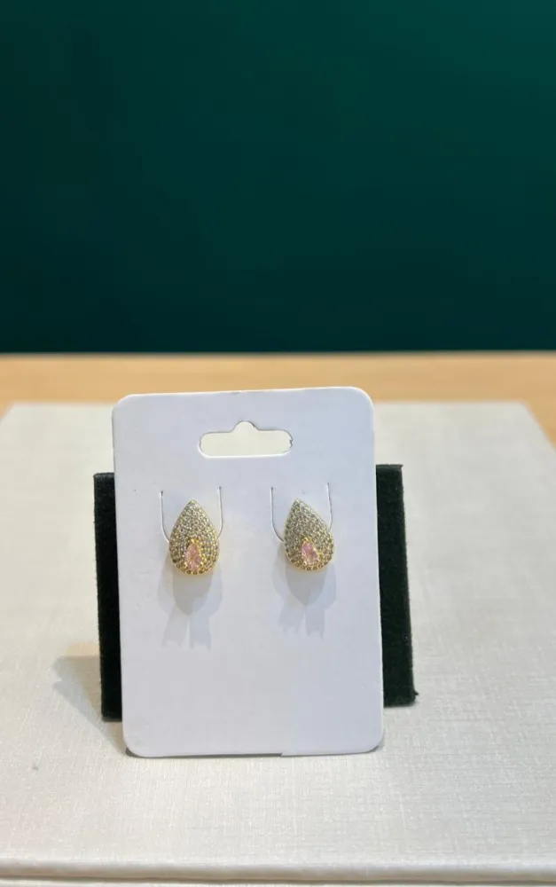 Brinco Dourado Formato de Gota com Cristais e Pedra Rose