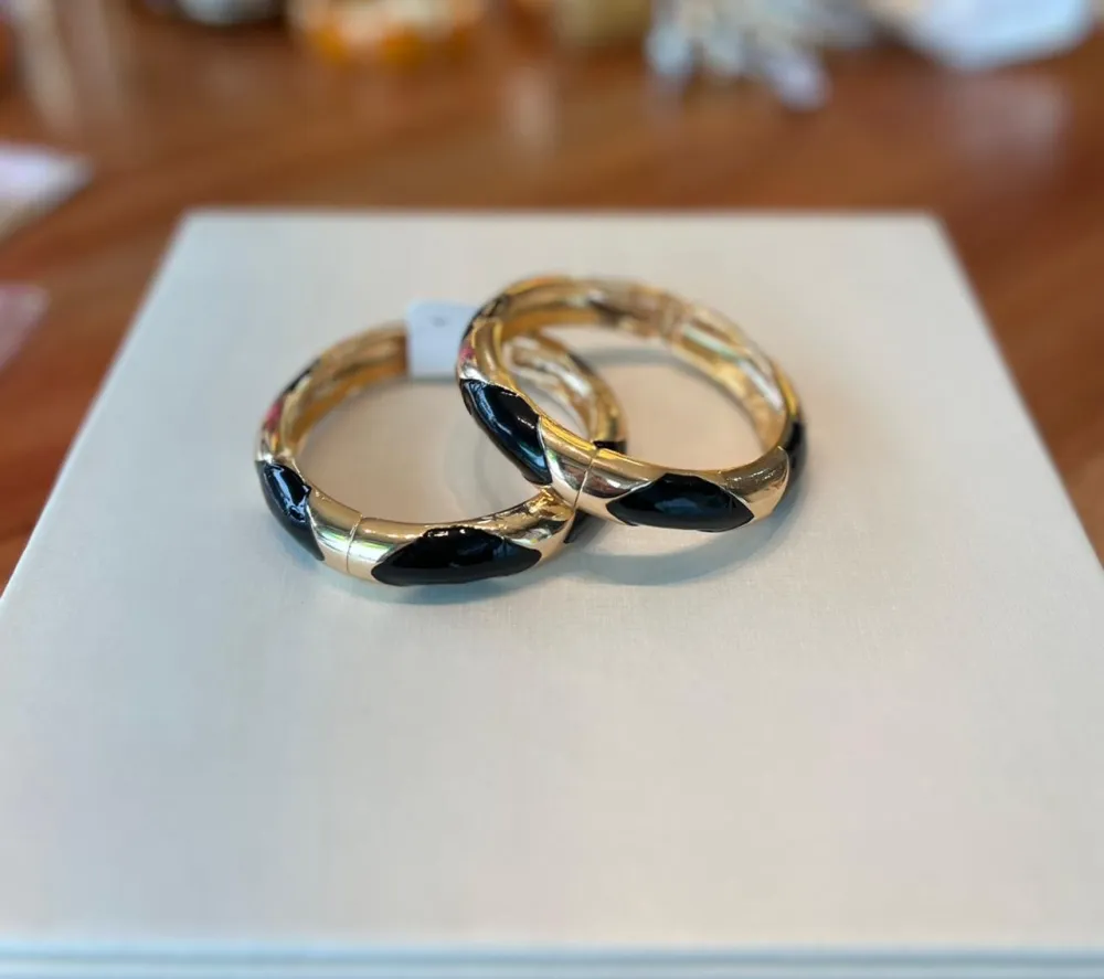 Bracelete com Detalhe Preto