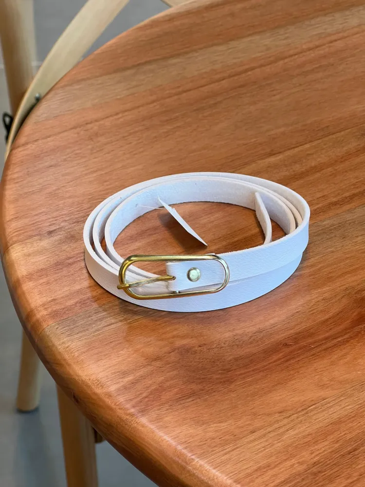 Cinto Fino com Fivela Oval Dourada