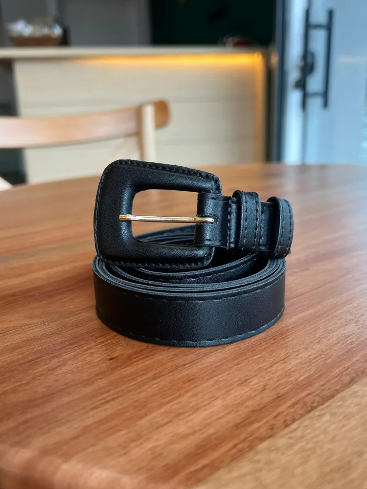 Cinto Preto com Fivela Preta