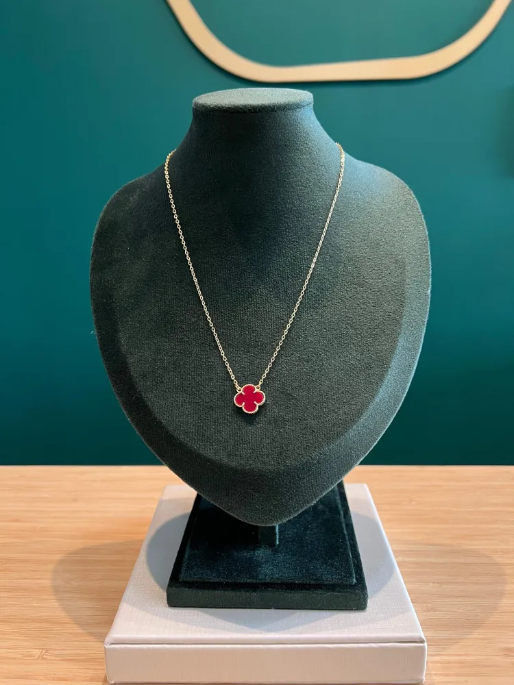 Colar Dourado com Trevo Vermelho