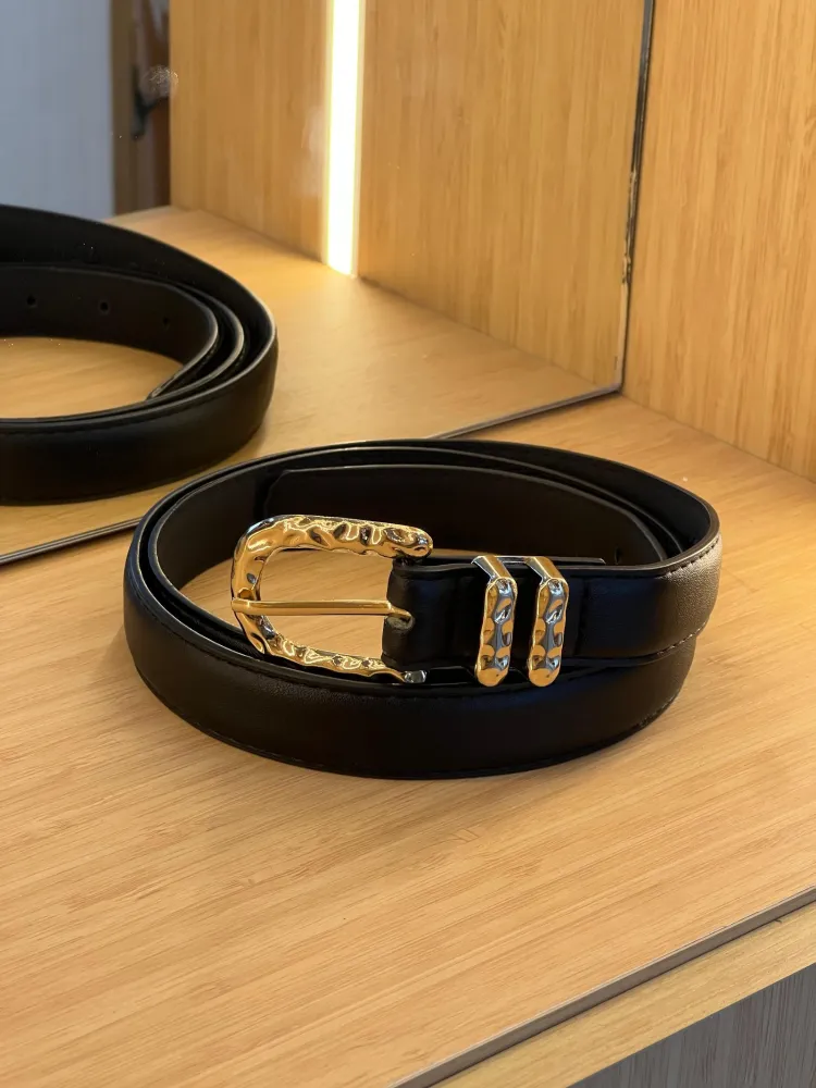 Cinto Preto com Fivela Orgânica Dourada