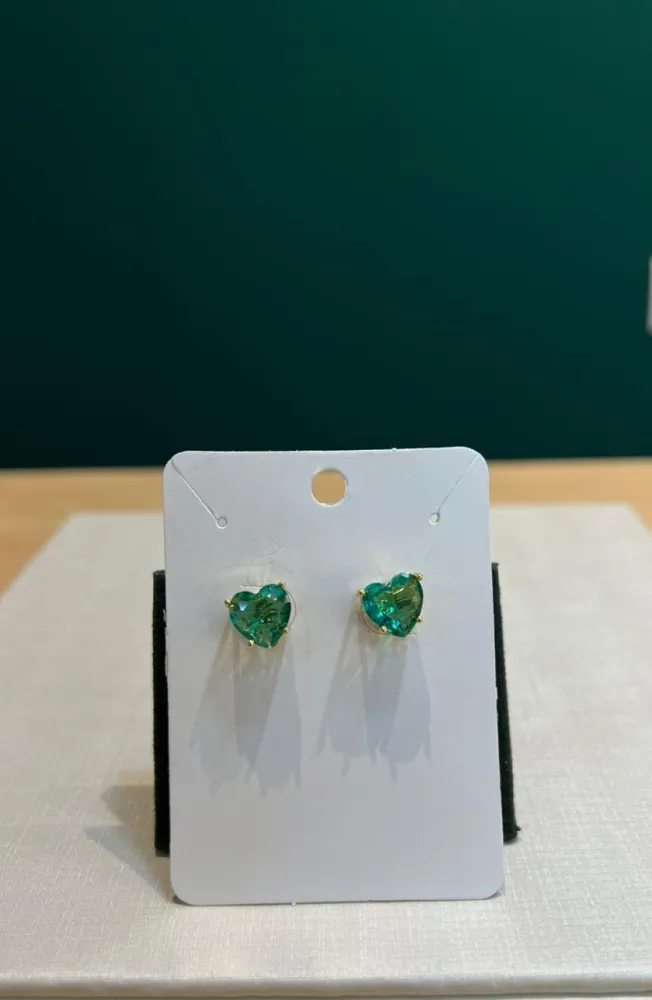 Brinco de Coração Dourado com Pedra Verde Esmeralda