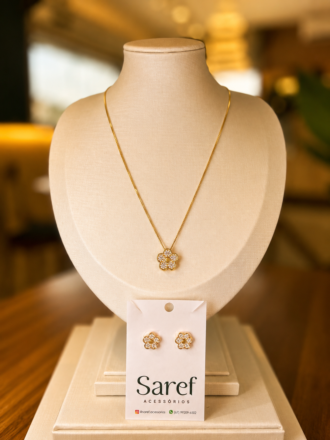 Conjunto flor cravejado dourado
