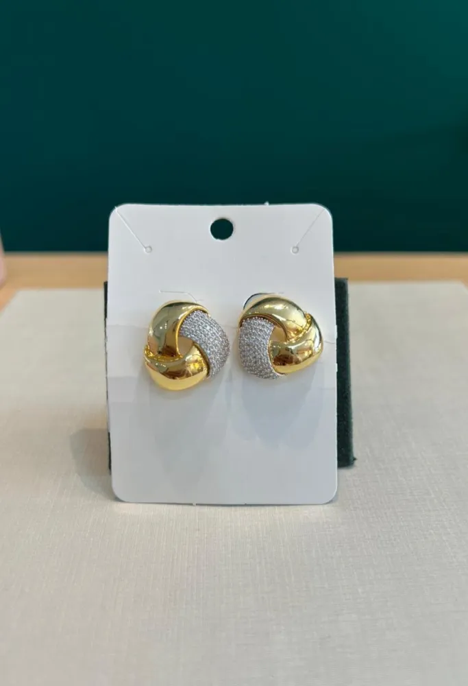 Brinco Orgânico Forma Triangulo Dourado com Cravejado