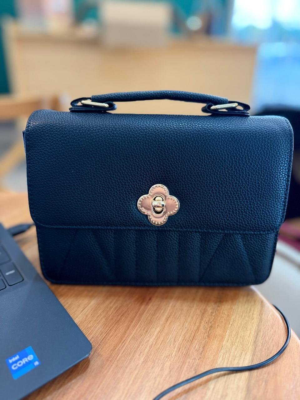 Bolsa preta grande trevo