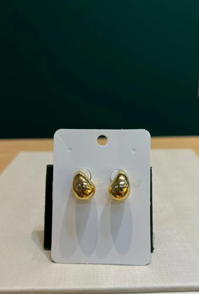 Brinco Dourado Liso em Forma de Gota