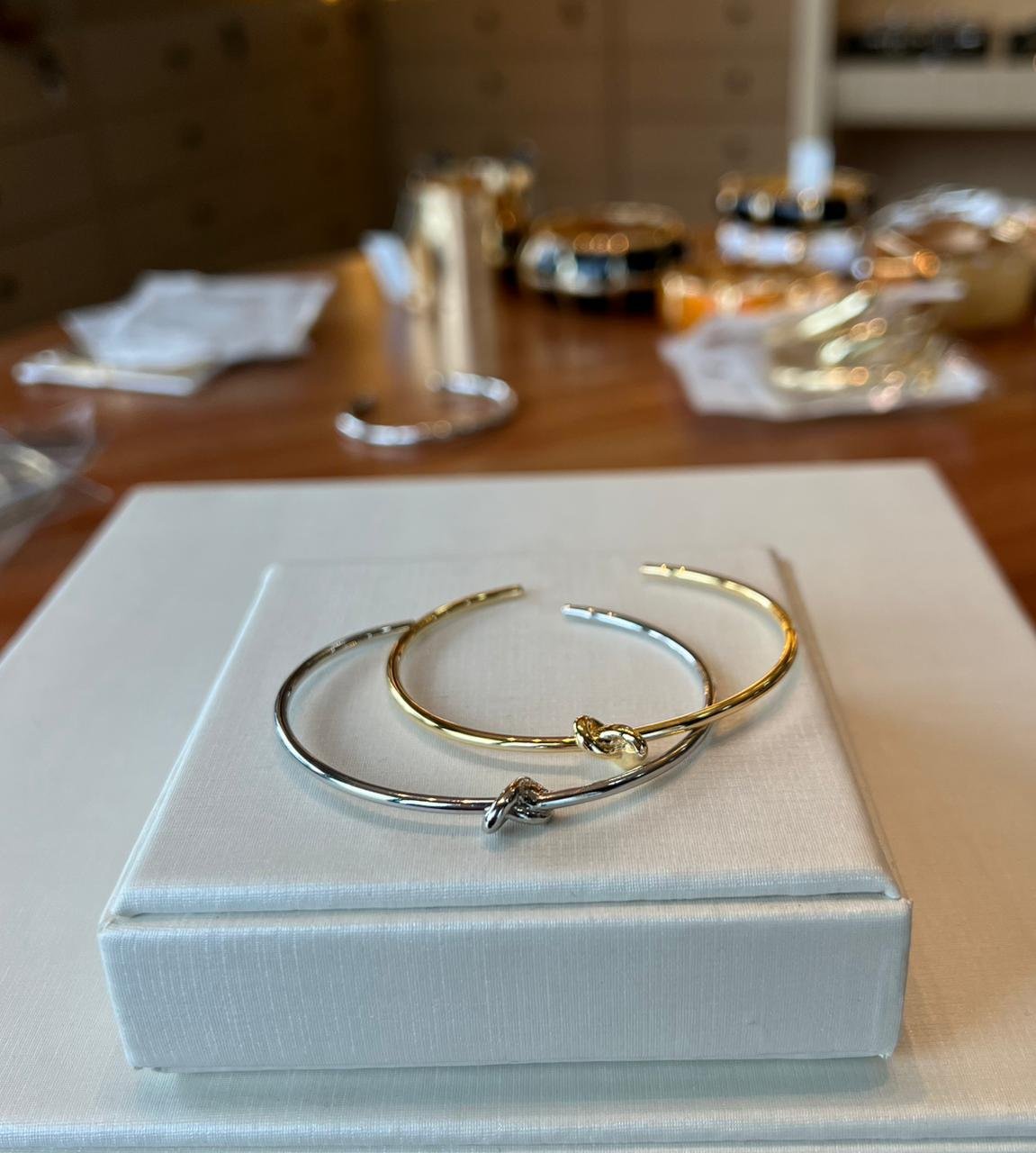 Bracelete liso com nó