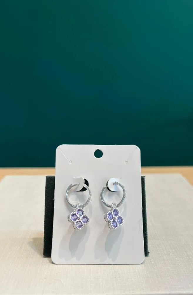 Brinco Prata de Argola com Pingente de Trevo Roxo