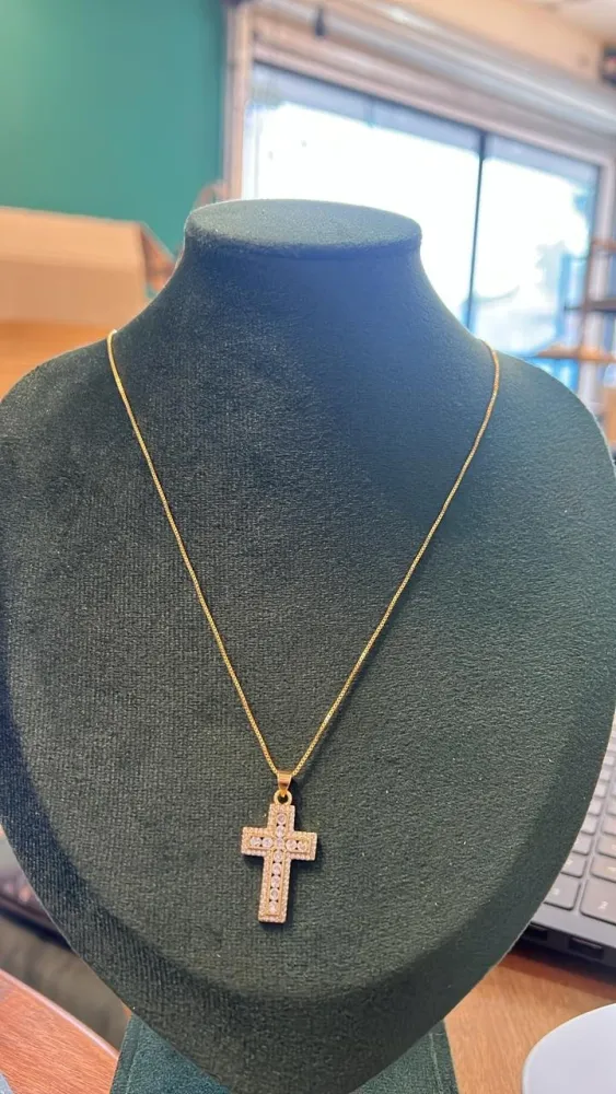Colar Cruz Cravejado Dourado