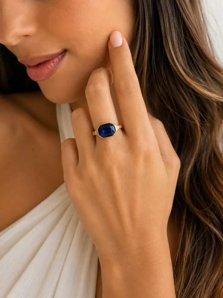 Anel Dourado Pedra Azul Marinho ( TAM 18 )