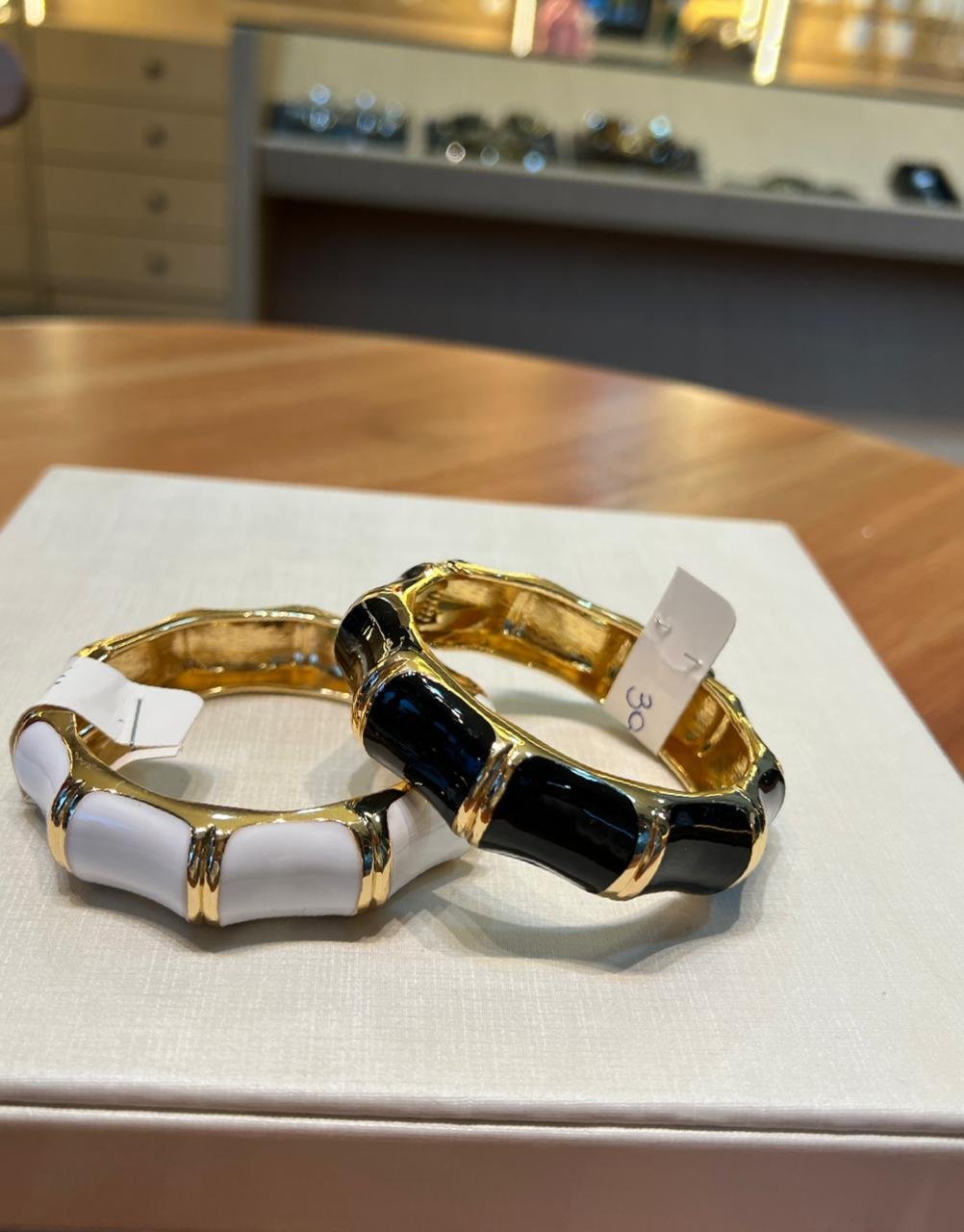 Bracelete preto e branco