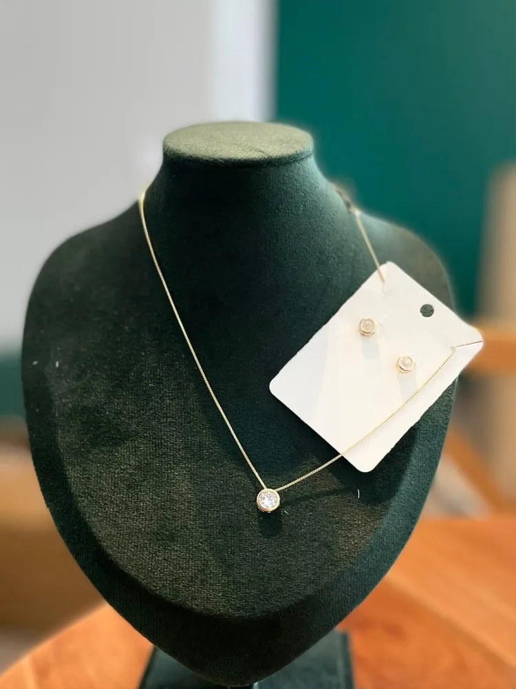 Conjunto Dourado Ponto de Luz Cravejado