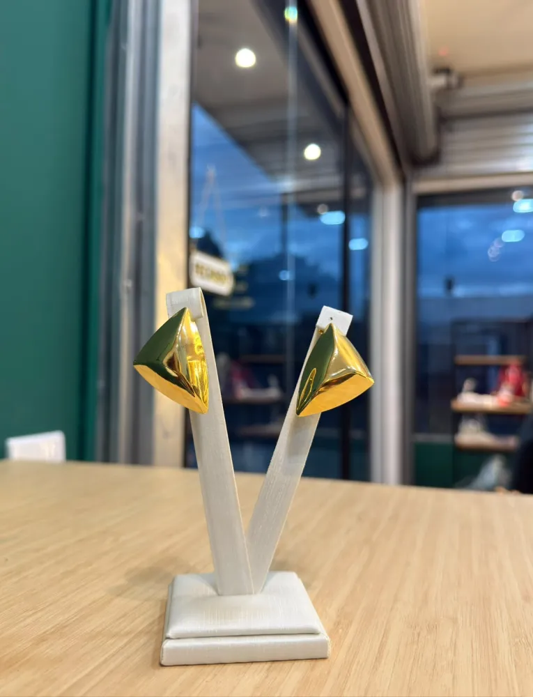 Brinco Orgânico Triangulo Dourado