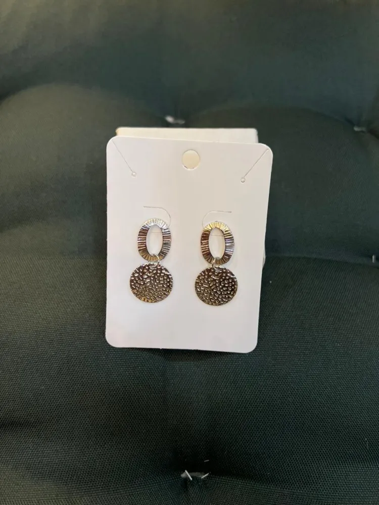 Brinco Dourado Redondo com Detalhes