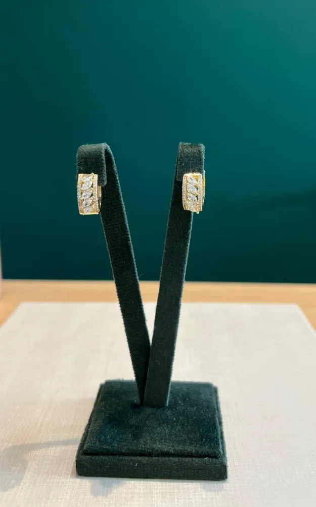 Brinco Dourado Argola Retangular Cravejado com Pedras